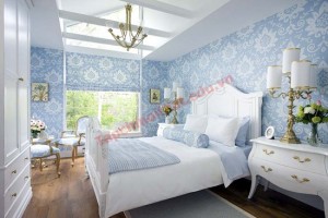 Ngược lại, sự trẻ trung và năng động sẽ được thể hiện rõ khi bạn trang trí sắc xanh cho căn phòng từ những sọc màu độc đáo. Bức tường sọc thẳng bản to xen kẽ trắng xanh đem đến nét đẹp đơn giản mà cá tính cho phòng ngủ.
